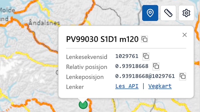 Skjermbilde fra NVDB Finn vegdata som viser et kart med et informasjonsvindu etter klikk i kartet. Informasjonsvinduet inneholder vegsystemreferanse (PV99030 S1D1 m120), lenkesekvensid, relativ posisjon og lenkeposisjon, hver med ikon for å kopiere verdien. Nederst i vinduet finnes lenker til «Les API» og «Vegkart».