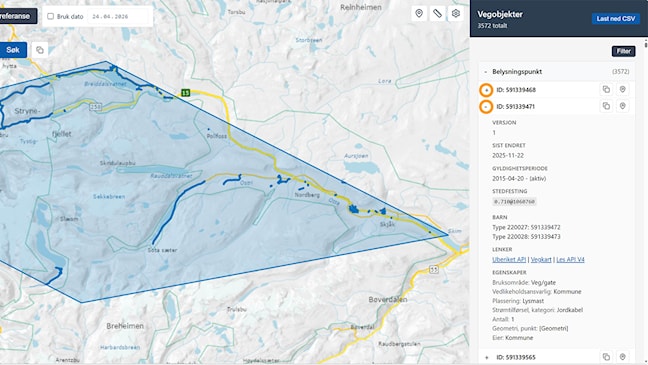 Skjermbilde fra NVDB Finn vegdata som viser kart og en detaljvisning av vegobjekter. Til høyre vises en liste med vegobjekter der et belysningspunkt er utvidet ved hjelp av pluss‑ikonet. Den utvidede visningen viser vegobjekt‑ID, versjon, sist endret‑dato, gyldighetsperiode, stedfesting, barn‑objekter, lenker og egenskaper.