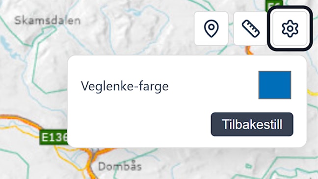Skjermbilde fra NVDB Finn vegdata som viser kart med åpent innstillingspanel. Øverst til høyre i kartet er innstillingsknappen markert. I panelet vises valget «Veglenke‑farge» med en fargevelger og en knapp for «Tilbakestill». Kartet ligger synlig i bakgrunnen.