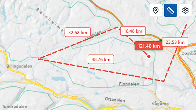 Skjermbilde fra NVDB Finn vegdata som viser kart med aktiv funksjon for å måle avstand. I kartet er det tegnet en stiplet rød linje mellom flere punkter, med avstandsetiketter som viser delstrekninger og samlet lengde i kilometer. Til høyre i kartet er knappen for måleverktøyet markert som aktiv.