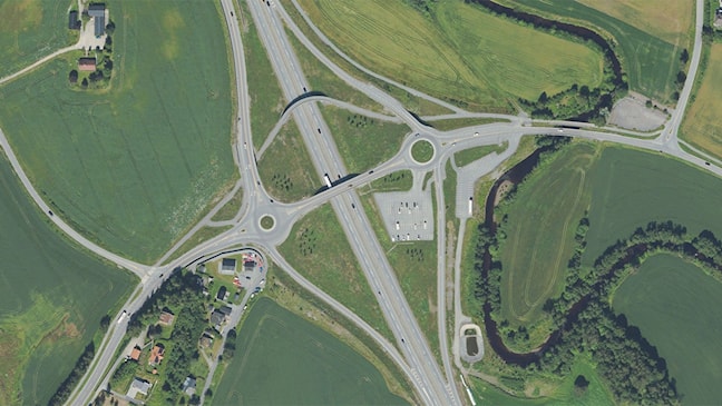 Flyfoto av et toplanskryss med hovedveg og tilhørende ramper.