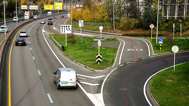 Vegkryss med flere kjørefelt, ramper og separat bussfelt som illustrerer vegnettsgeometri og sammenhengen mellom veglenker og tilkoblinger.